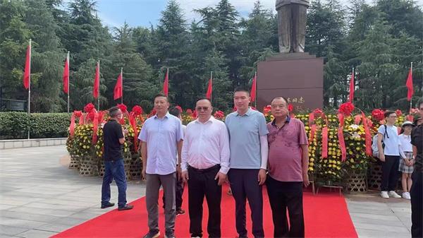 董事長周剛陪同客戶參觀湖南長沙毛主席紀念館。